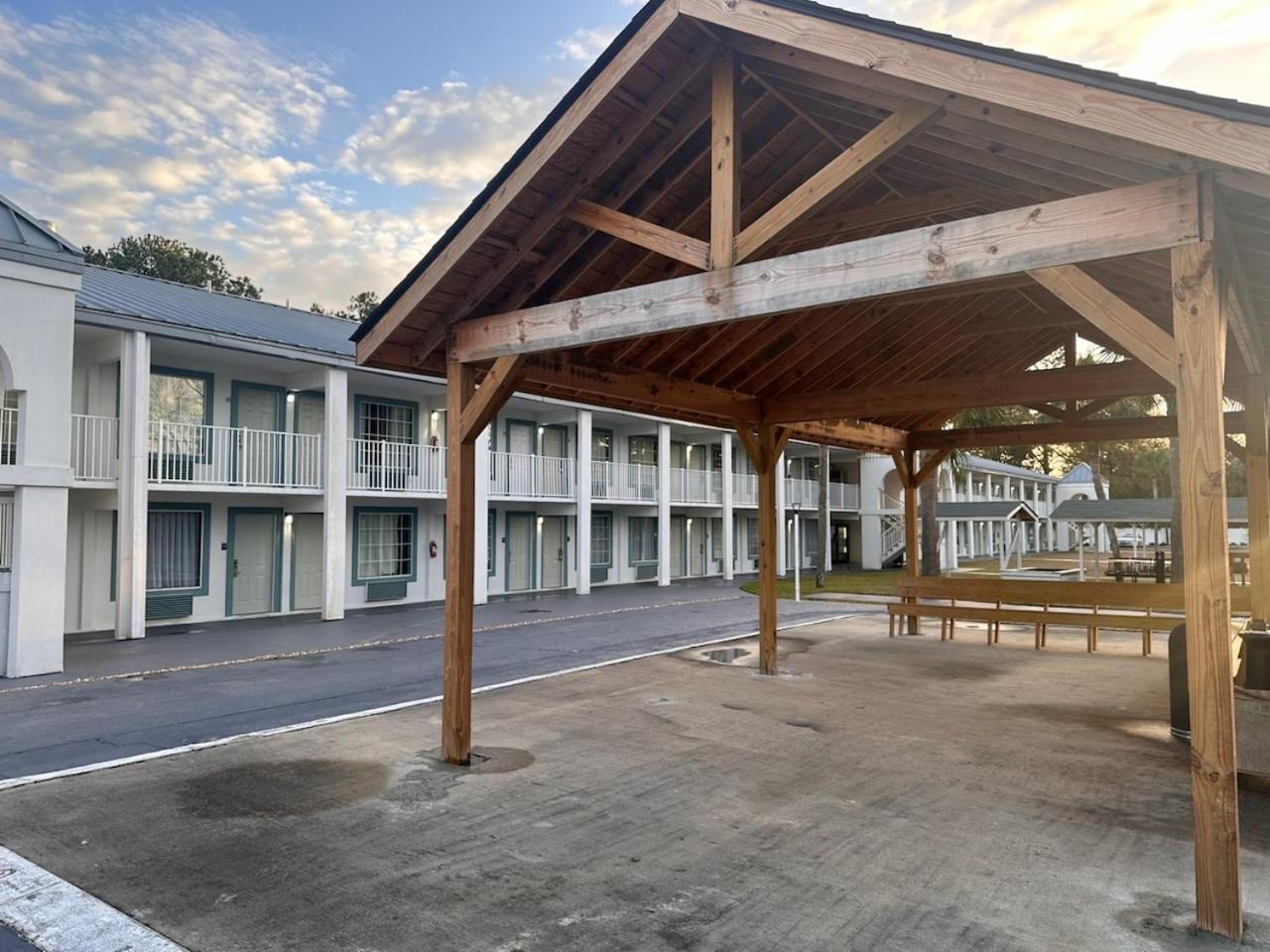 Suburban Studios By Choice Hotels - Award Winning - New 2024 - Walk To Eateries & Grocery - Ultra Sparkling - Garden Rooms - Designer Lighting & Right Off I-95 - Proudly An All American Managed Property Brunswick Eksteriør billede
