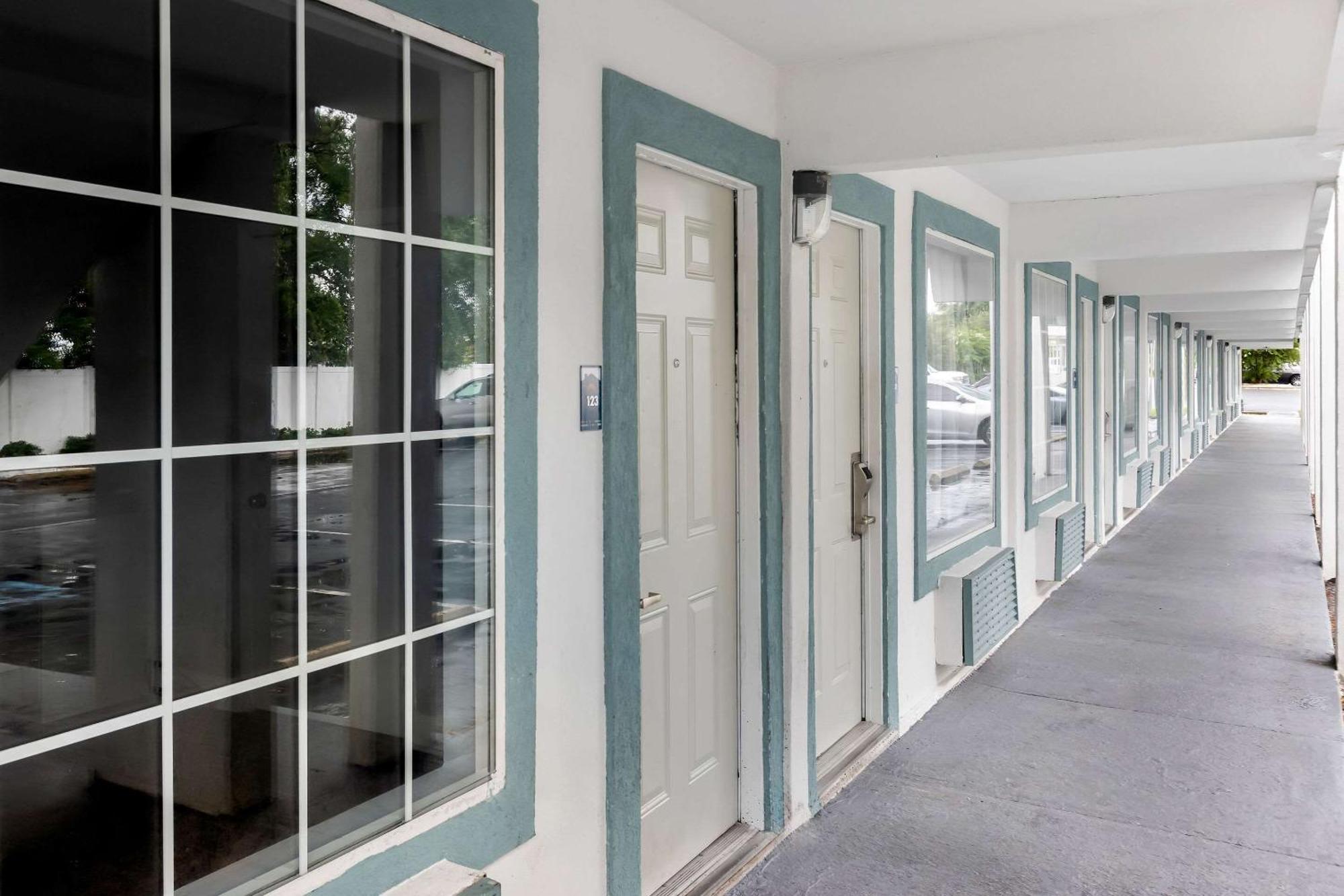 Suburban Studios By Choice Hotels - Award Winning - New 2024 - Walk To Eateries & Grocery - Ultra Sparkling - Garden Rooms - Designer Lighting & Right Off I-95 - Proudly An All American Managed Property Brunswick Eksteriør billede